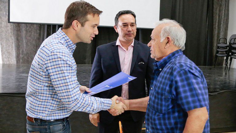 Entregan escrituras a adjudicatarios de viviendas del IPVU