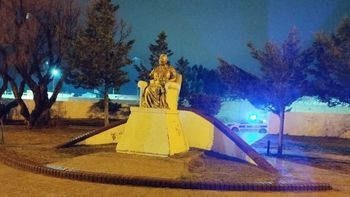 La estatua de Juana Sosa Toledo, en una plaza de Comodoro Rivadavia, sin un brazo. La estatua de Juana Sosa Toledo, en una plaza de Comodoro Rivadavia, sin un brazo.