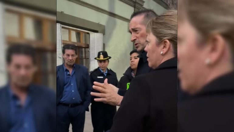 El ministro Jorge tobares y el subsecretario Joni Grandi fueron abordados por un grupo de personas en Casa de Gobierno.