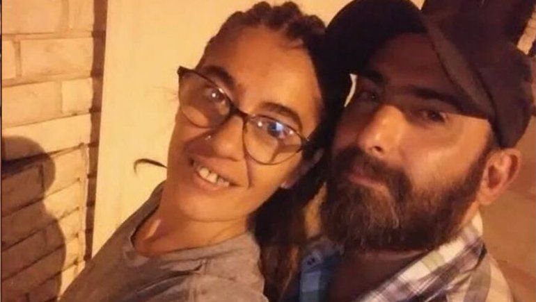 Fue apuñalada 27 veces por su pareja y se salvó al hacerse pasar por muerta
