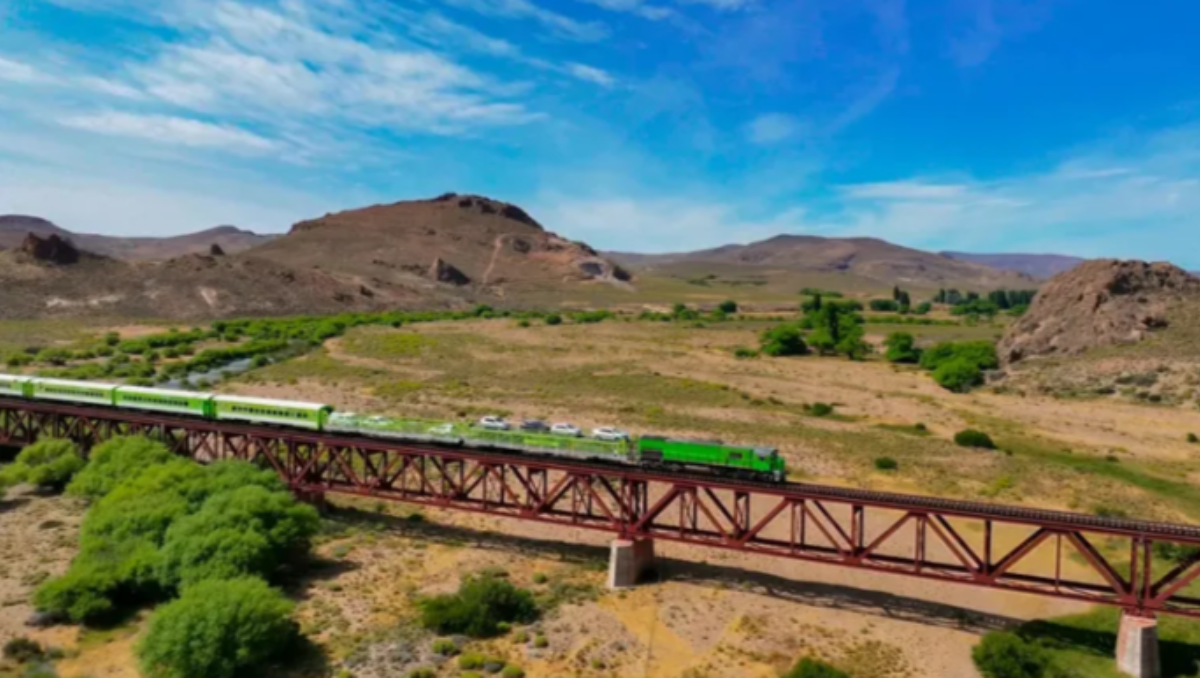 En su actual recorrido, el Tren Patagónico recorre 800 kilómetros en 19 horas, entre Viedma y Bariloche.