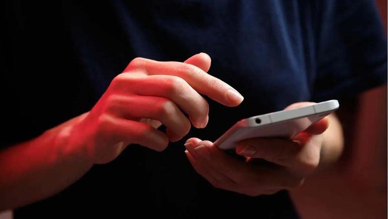 Petrolero echó a empleada doméstica por mensaje de texto y la Justicia lo condenó