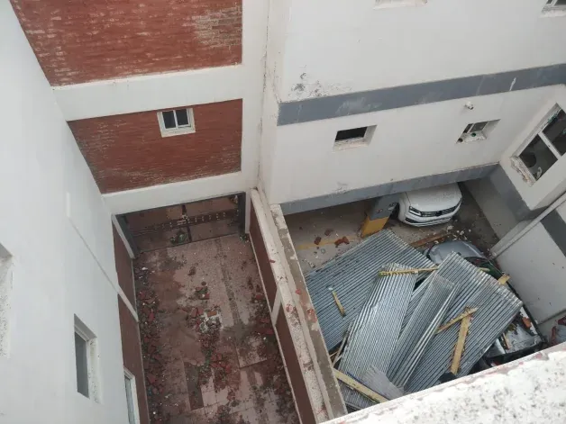 Parte de un techo cayó sobre autos estacionados en un edificio de Cipolletti