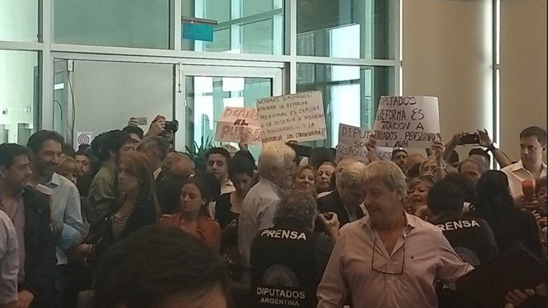 Golpes, insultos y vidrios rotos en el debate de la reforma jubilatoria