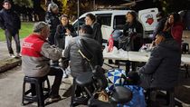 La Kangooneta lleva mucho más que una vianda a las personas en situación de calle. 