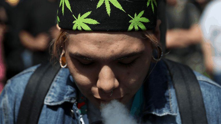 Una empresa paga 3 mil dólares por mes por fumar y testear marihuana