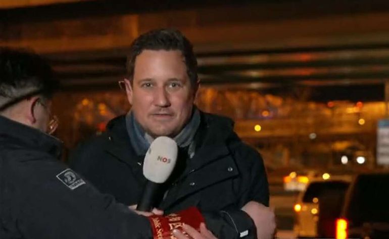 Repudiable video: Guardias chinos arrestan a periodista en plena transmi