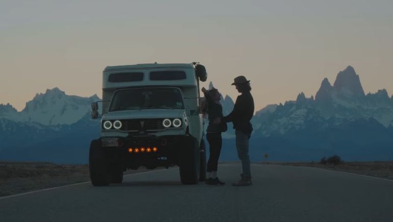 La pareja de influencers canadiense que murió en un grave accidente se había comprometido en una ruta inhóspita de la Patagonia argentina.
