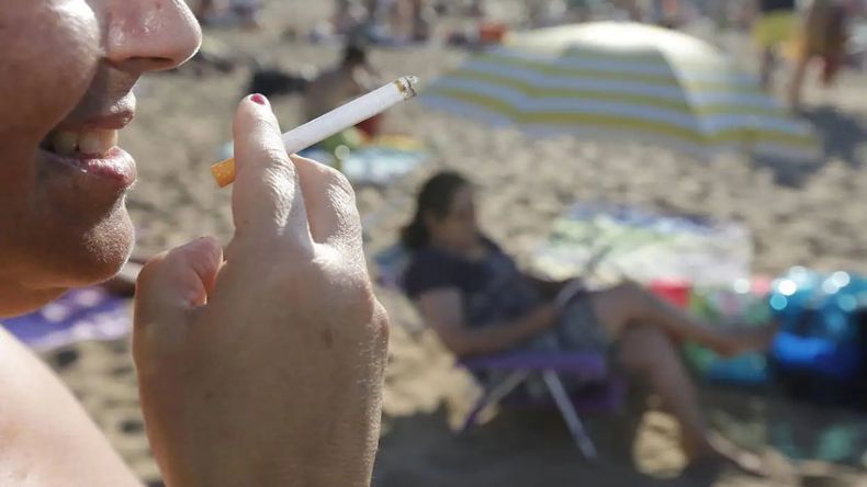 Multas por fumar en la playa: fuertes sanciones económicas en Mar del Plata, ¿cuánto cuesta la sanción? | LM Neuquen Multas por fumar en la playa: fuertes sanciones económicas en Mar del Plata, ¿cuánto cuesta la sanción?