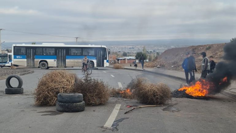 El camión garrafero no llegó, cortaron la calle y tomaron dos colectivos