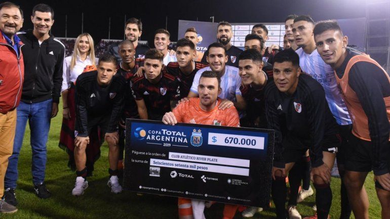 ¡Cómo manguean! River le regalará camisetas a su rival, que ahora le pide el cheque