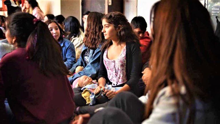 Le impidieron cursar con su hijo en brazos y sus compañeros reclamaron con bebés de juguetes