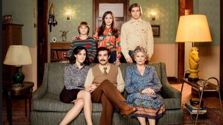 Nicolás Cabré y Malena Solda encabezan la familia Martínez.