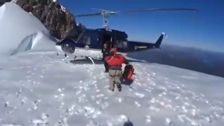 Rescataron a turistas neuquinos que cayeron a una grieta