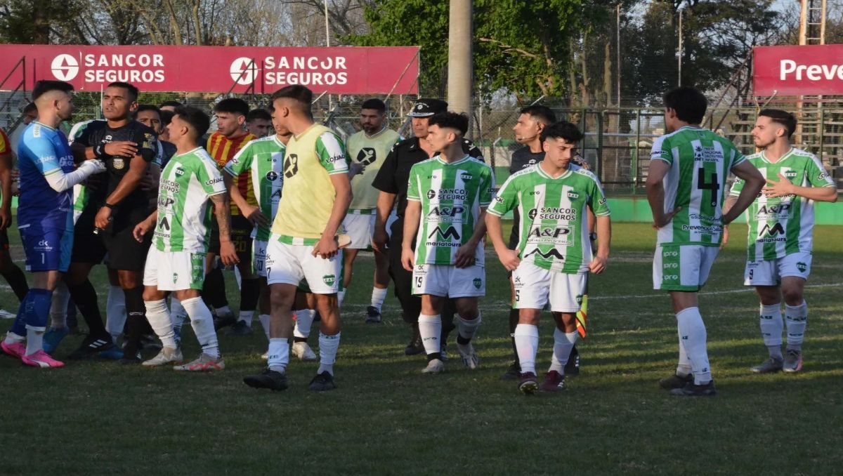 Violencia en el ascenso: jugadores de Unión de Sunchales a las trompadas con hinchas rivales