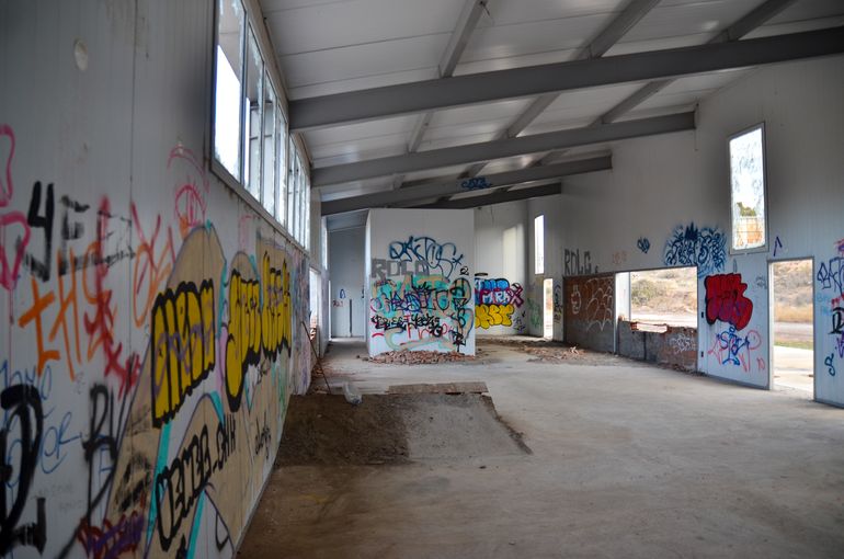 El edificio del Patrimonio histórico de Centenario.Se inauguró el 9 de diciembre de 2019. Pero había una deuda y nunca entregaron la llave a la comisión de pioneros. luego, la actual gestión dejó caer la seguridad y fue vandalizado. El edificio del Patrimonio histórico de Centenario.Se inauguró el 9 de diciembre de 2019. Pero había una deuda y nunca entregaron la llave a la comisión de pioneros. luego, la actual gestión dejó caer la seguridad y fue vandalizado.