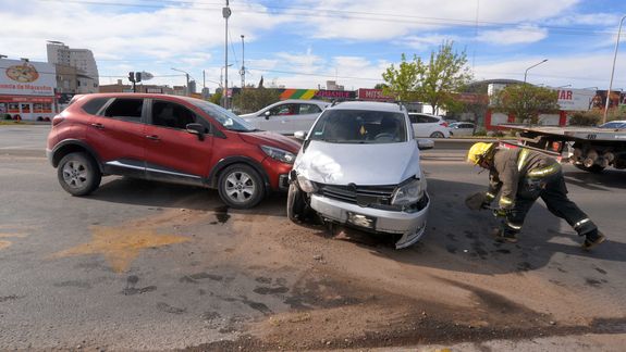 Fuerte choque entre dos autos sobre la estrella amarilla de una víctima vial