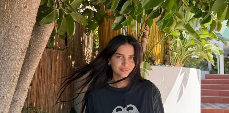 La modelo, junto a su flamante marca de yerba. La modelo, junto a su flamante marca de yerba.