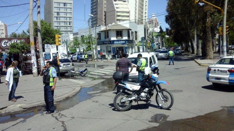 La camioneta y la moto chocaron en la esquina del Hospital.