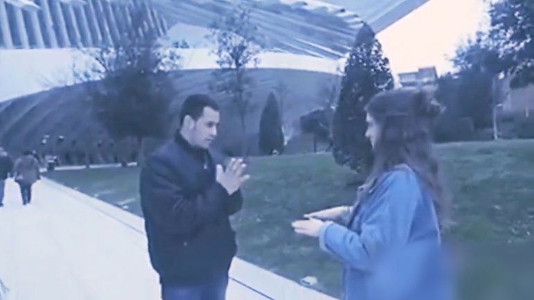 El español engañaba a las chicas diciéndoles que iba a hacer un truco de magia y las besaba. Ellas lo llevaron a la Justicia.