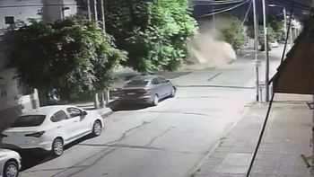 Impactantes imágenes: se derrumbó el techo de una casa y un auto quedó bajo los escombros. Impactantes imágenes: se derrumbó el techo de una casa y un auto quedó bajo los escombros.