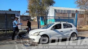 La Policía recuperó un auto robado al que chocaron y abandonaron. La Policía recuperó un auto robado al que chocaron y abandonaron.