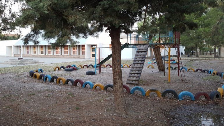 Una nena se metió en una escuela cerrada y se cayó de un tobogán