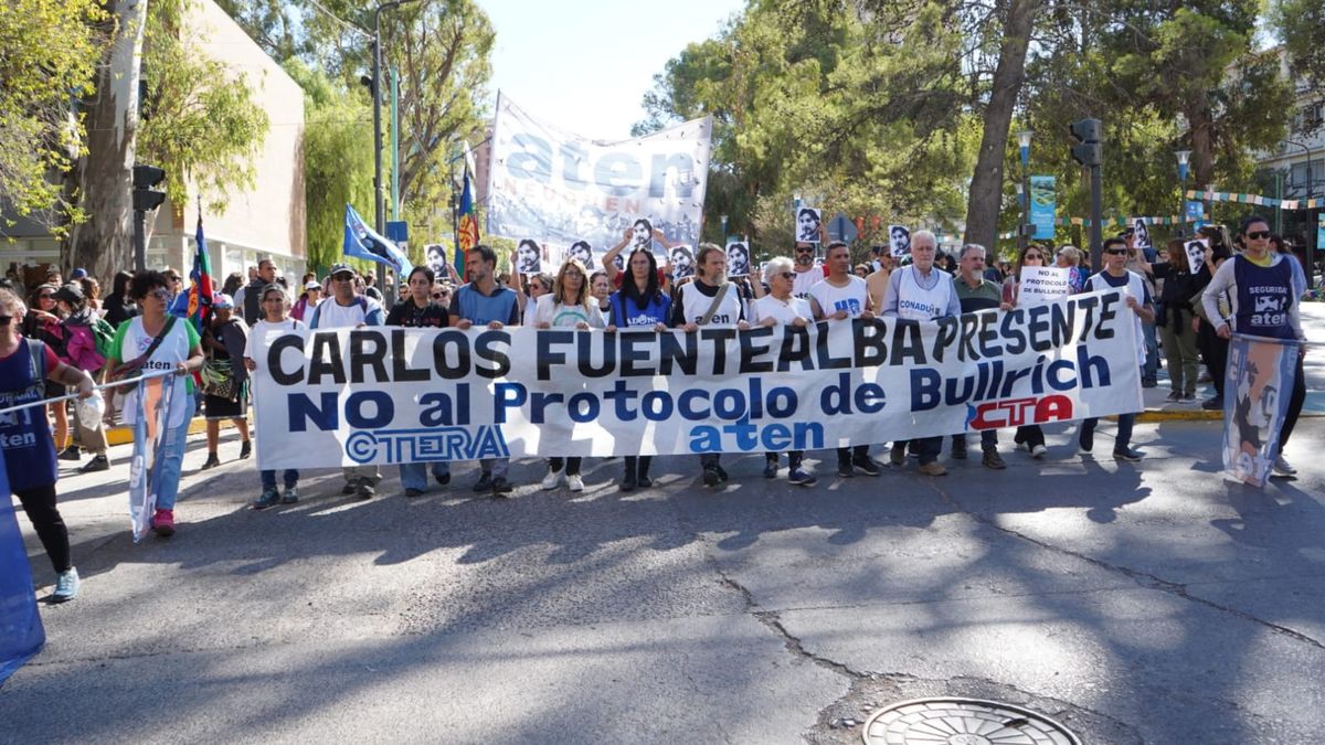 Masivo paro y marcha en pleno centro a 17 años del asesinato de Carlos Fuentealba thumbnail