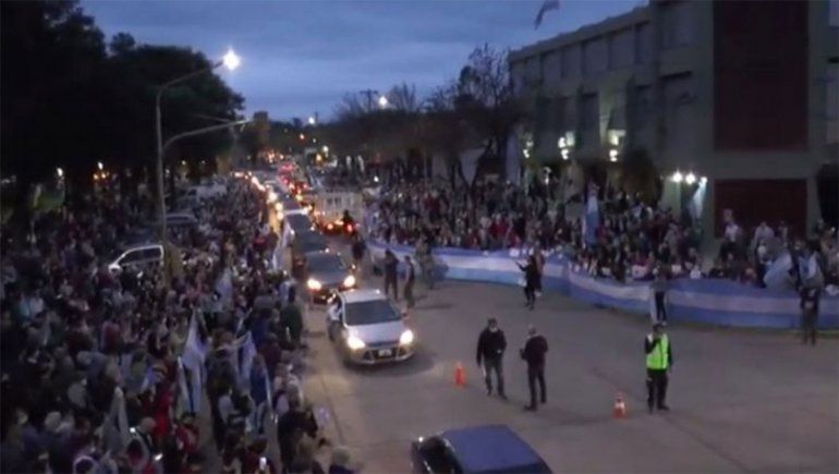 Banderazo y abrazo simbólico de vecinos contra la intervención de Vicentin