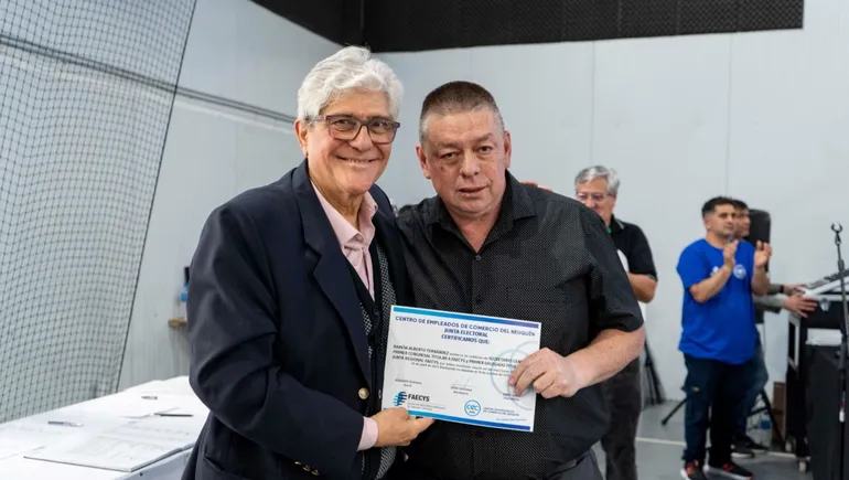 El traspaso de Sergio Rodríguez a Ramón Fernández en el Centro de Empleados de Comercio.