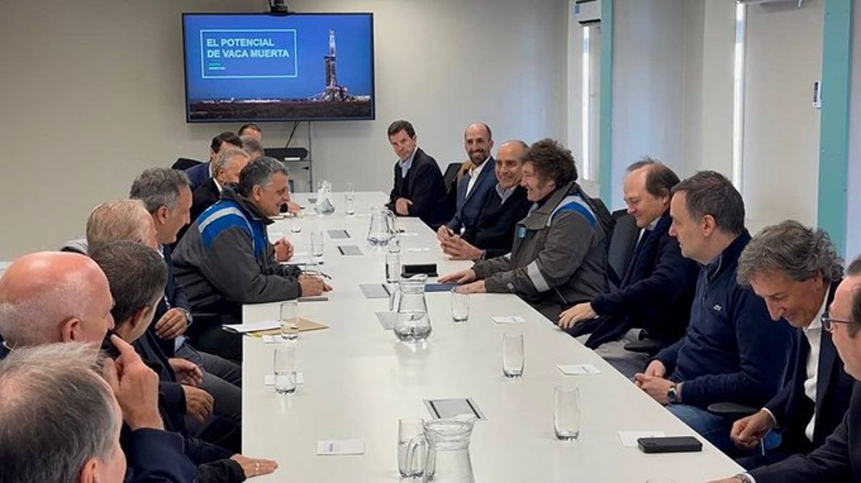 Javier Milei se reunió con los máximos directivos de las petroleras de Vaca Muerta en el yacimiento Loma Campana.