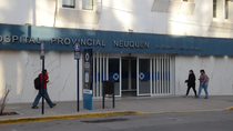 Los heridos por el sicario tuvieron que ser atendidos de urgencia en los hospitales Castro Rendón y Heller.