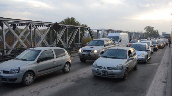 Un incendio generó complicaciones de tránsito en los puentes