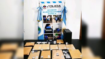 Elementos secuestrados en el allanamiento de la presunta autora de las amenazas en Zapala. Elementos secuestrados en el allanamiento de la presunta autora de las amenazas en Zapala.