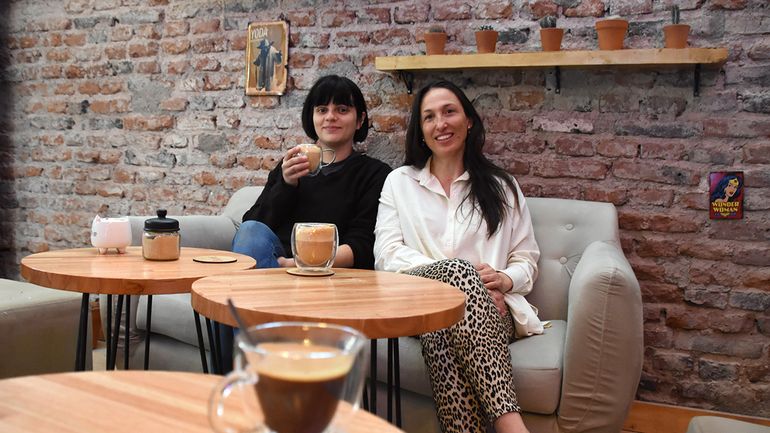 Naiana está feliz de compartir su día a día laboral con Sofía, su amiga y compañera en Blume.