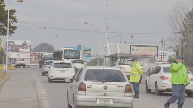 La policía neuquina realizó un estricto control. El automovilista que quiso engañarlos no tenía los papeles al día.