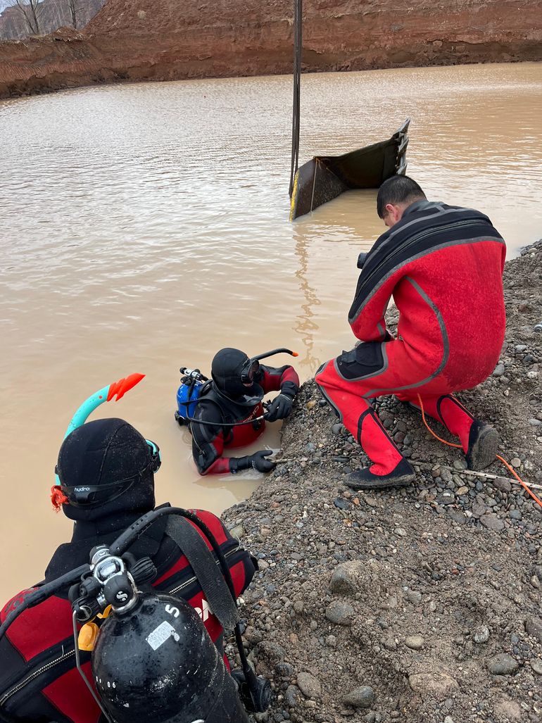 Los buzos de la la dirección Bomberos se sumergieron 7 metros para ubicar la máquina. Los buzos de la la dirección Bomberos se sumergieron 7 metros para ubicar la máquina.