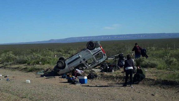 iban al encuentro de mujeres y volcaron en la ruta 22