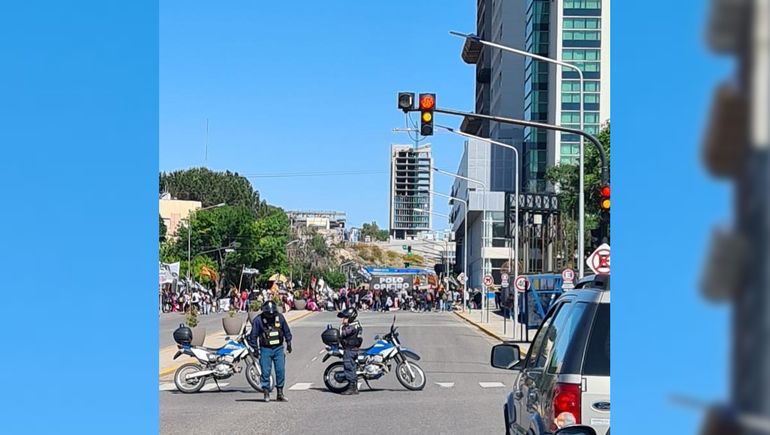 Caos en Neuquén: jueves de marchas y piquetes en toda la ciudad