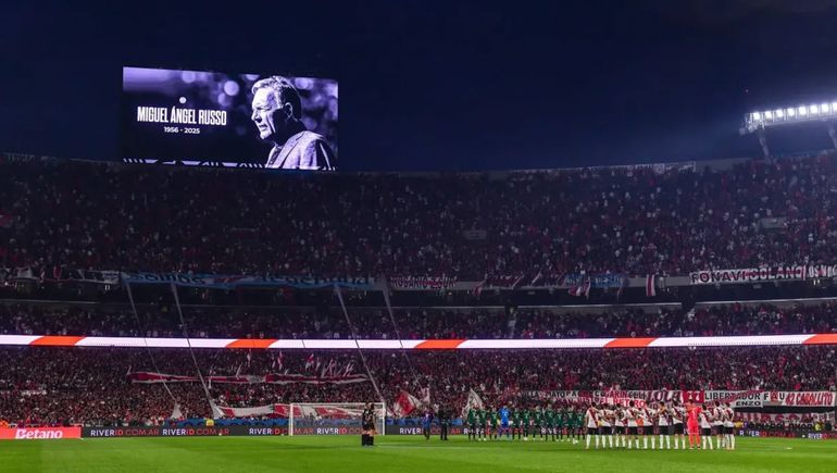 Conmovedor: el sentido homenaje de los hinchas de River para Miguel Ángel Russo