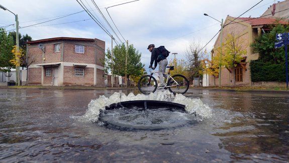 Tras una semana de reclamos se detuvo el desborde cloacal
