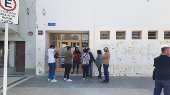 Algunos de los vecinos del ex barrio Radio Estación que se acercaron a los Tribunales de Comodoro Rivadavia para pedir la liberación del detenido.&nbsp;
