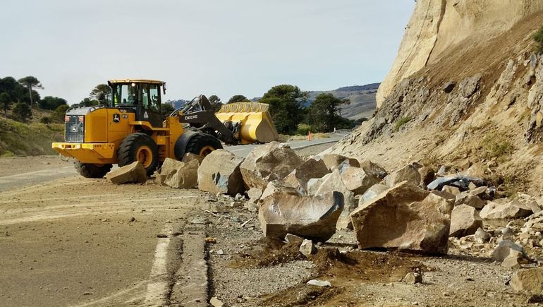Desprendimiento de rocas sobre la ruta obstruyó el camino a Pino Hachado