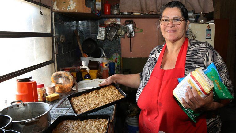Isabel y sus hijos les dan de comer a 150 chicos con la ayuda de los vecinos