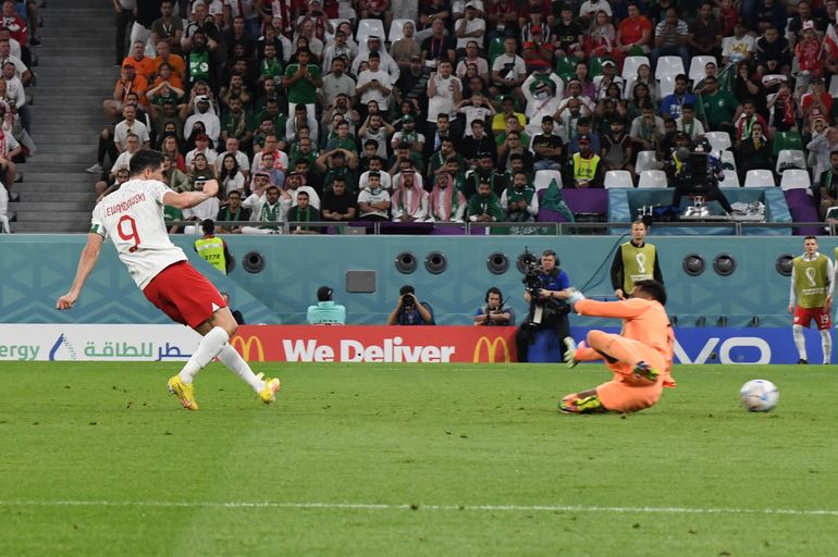 Robert Lewandowsky convierte para Polonia ante Arabia Saudita. Foto: Sergio Dovio.