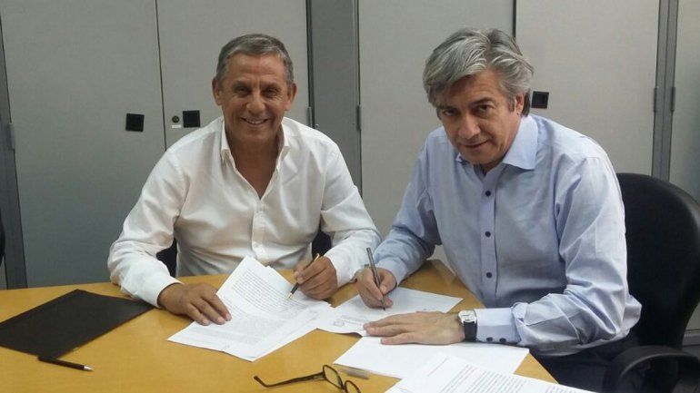 Horacio Quiroga en la firma del acuerdo con el subsecretario de Coordinación de Obra Pública Federal del Ministerio del Interior