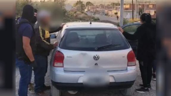Según la denuncia, el joven fue abordado en una esquina de Puerto Madryn por un hombre de 32 años en un Volkswagen Gol, al que luego se sumaron otros dos.&nbsp;