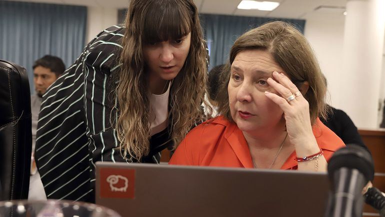 Las defensoras oficiales Carolina Johansen (Valeria Honorio Sergio Cardozo Regidor) y Laura Giuliani (Pablo Sanz). Las defensoras oficiales Carolina Johansen (Valeria Honorio Sergio Cardozo Regidor) y Laura Giuliani (Pablo Sanz).