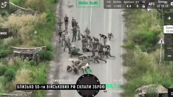 Militaes rusos se rinden ante las tropas de Ucrania.