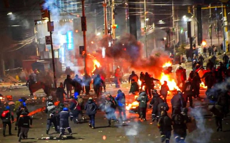 Ante la escalada de violencia que persite en Bolivia, el Presidente Rodrigo Paz analiza endurecer las medidas contra los manifestantes. Ante la escalada de violencia que persite en Bolivia, el Presidente Rodrigo Paz analiza endurecer las medidas contra los manifestantes.